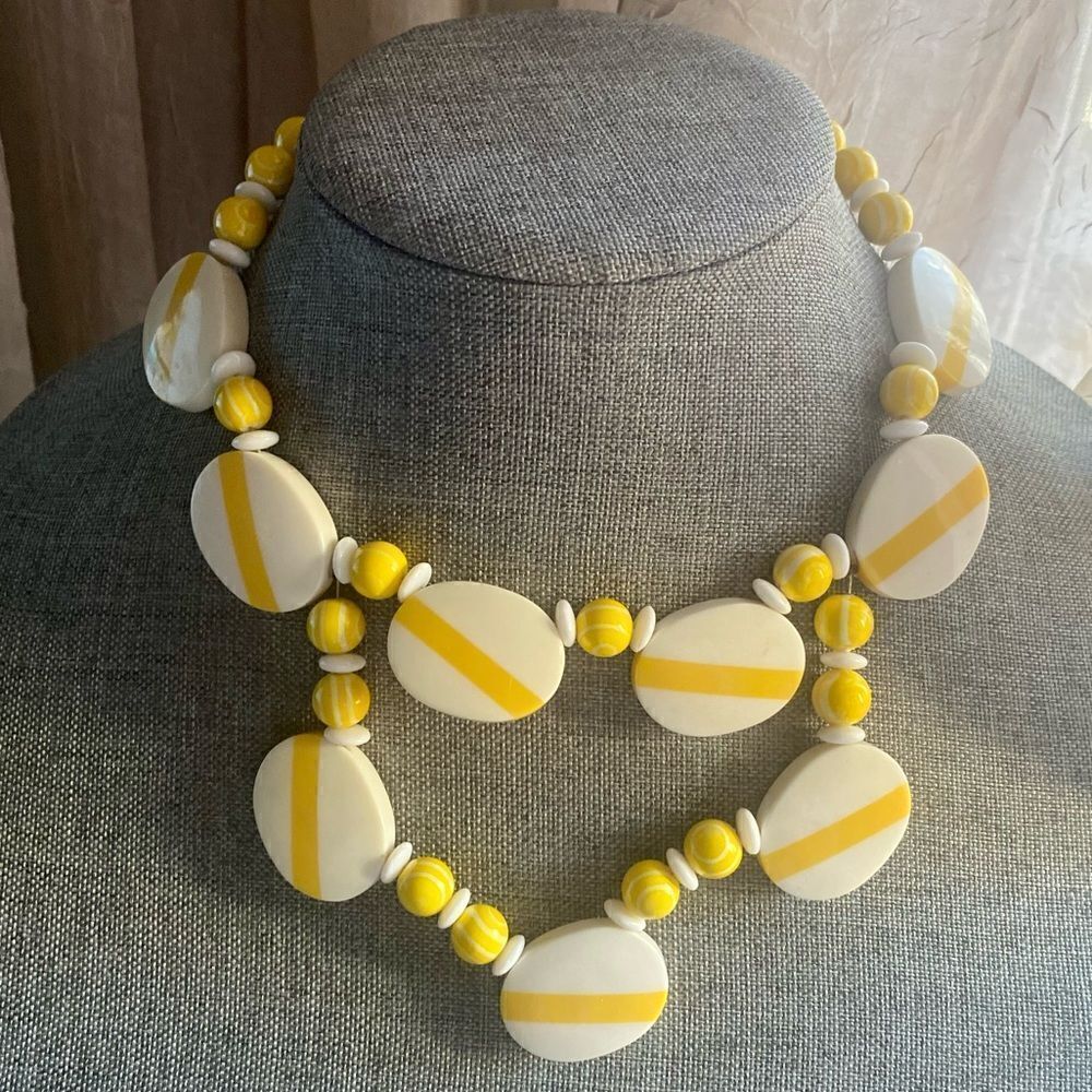 Vintage 1960s Yellow & White Necklace
